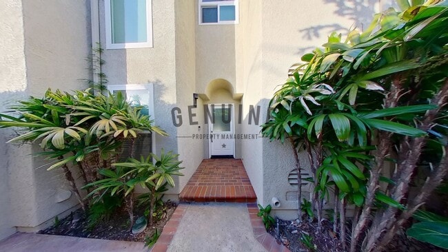 Building Photo - Beautiful 3BD 3.5BA Townhome in Newport Heights