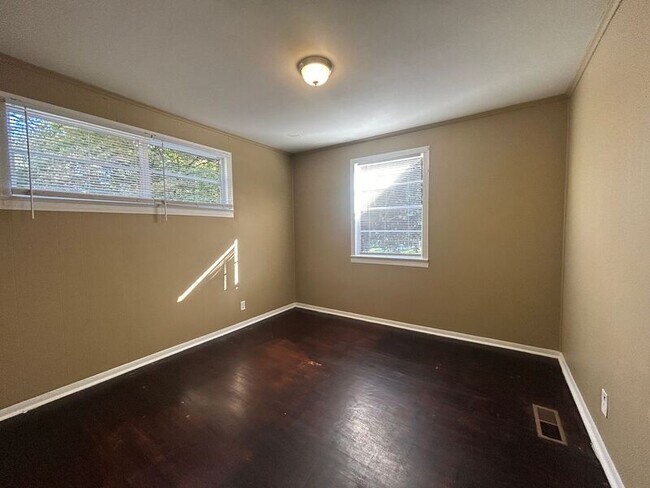 Building Photo - 1136 Broad St