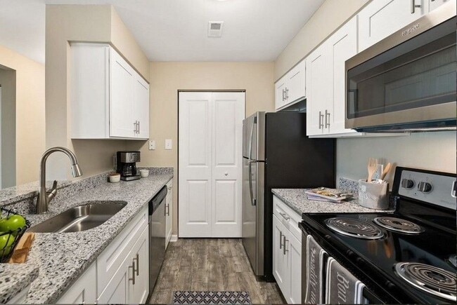 Building Photo - The Hunt Club Apartments