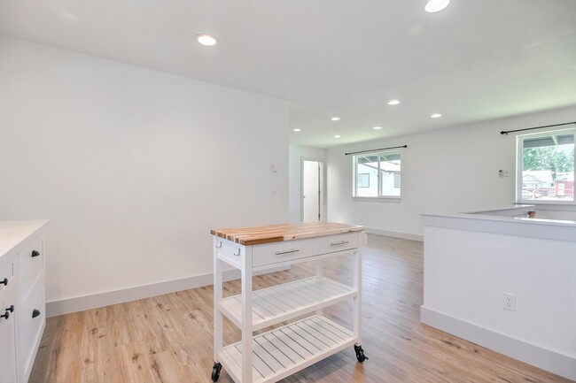 Building Photo - Beautiful 2 Bedroom 2.5 Bath Home In Everett!
