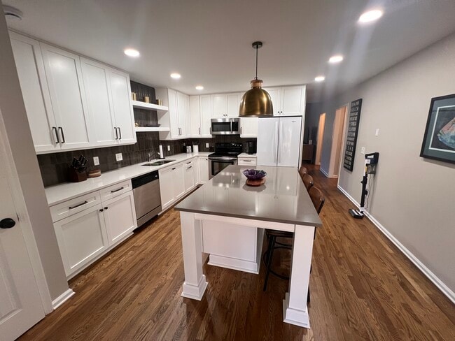 Building Photo - 828 N Maple St