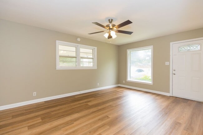 Building Photo - 3 Bedroom