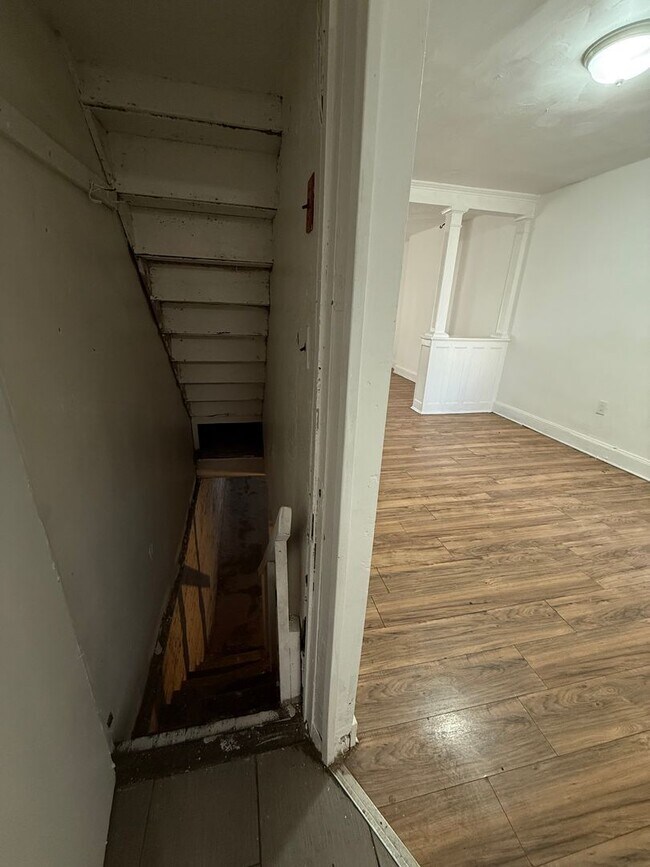 Building Photo - Large Home for family