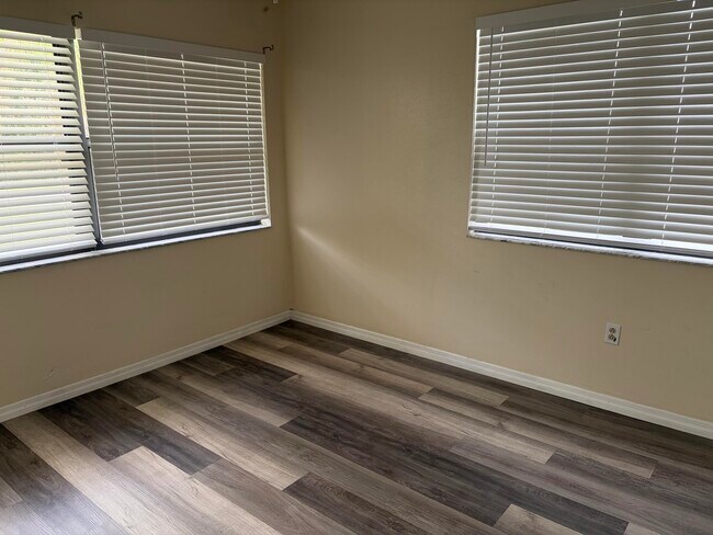 Building Photo - 4612 Boabadilla Ave