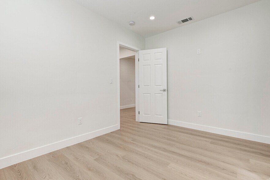 Building Photo - 13327 Strathern St