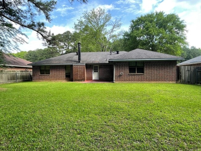 Building Photo - Large Brick Home In Desirable "Huntington ...