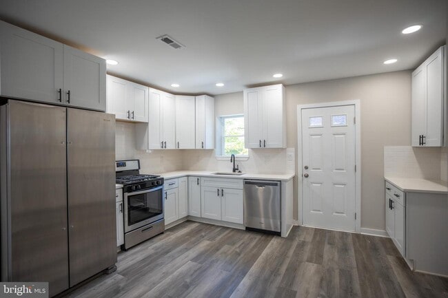 Building Photo - 2521 S Dewey St