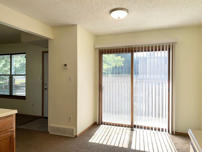 Building Photo - Nice 3 Bedroom Unit Near Everything!!