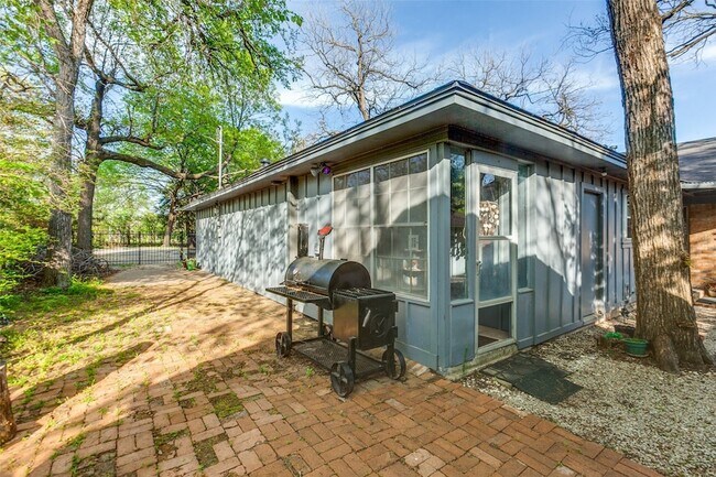 Building Photo - 9551 E Lake Highlands Dr