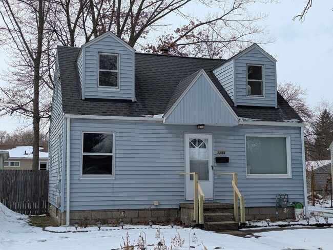 Building Photo - Charming 3-Bedroom Cape Cod in North Hill ...