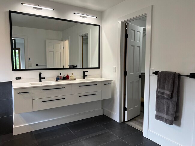 Building Photo - 4907 Pinewood Ct