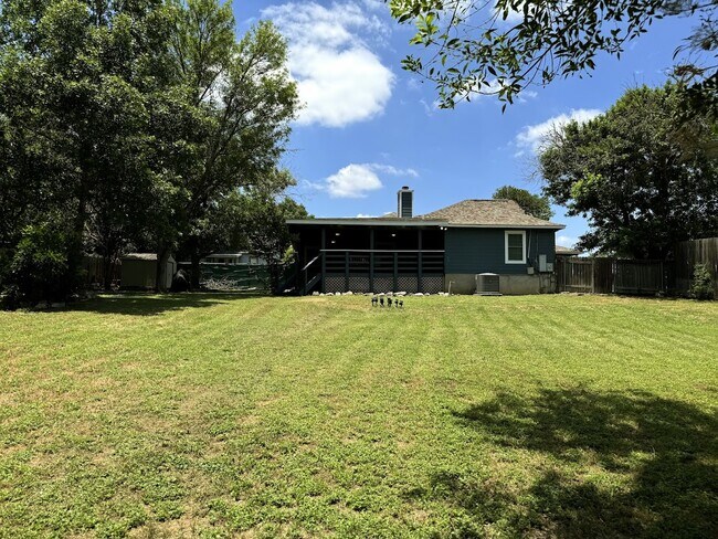 Building Photo - 105 Sky Country Dr