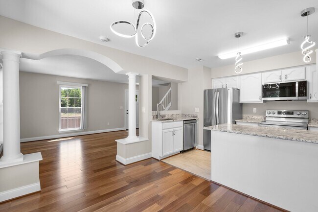 Building Photo - 3 Bed 2.5 Bath - Gaithersburg Townhome - Completely Renovated