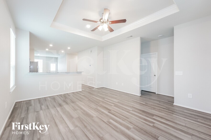 Building Photo - 5831 Longhorn Run Ln