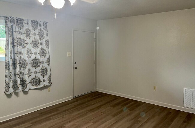 Building Photo - Port Allen-Great Location near historic downtown with new finishings!