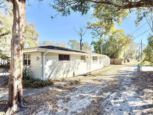 Building Photo - 5852 Monroe St