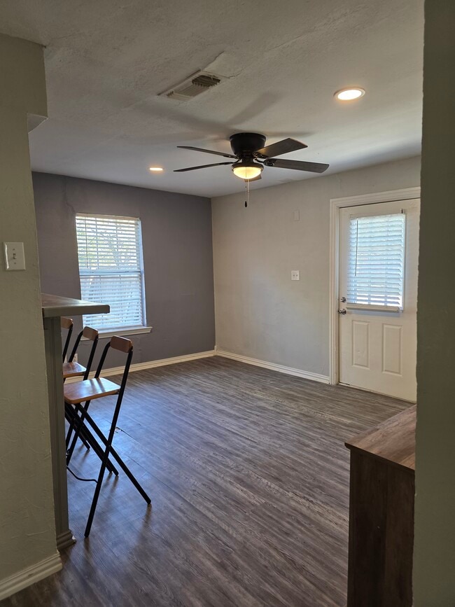 Primary Photo - 204 San Angelo Ave