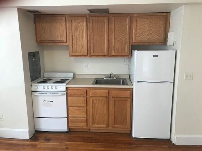 No brokers Fee, No Security Deposit, Heat... - No brokers Fee, No Security Deposit,  Heat...