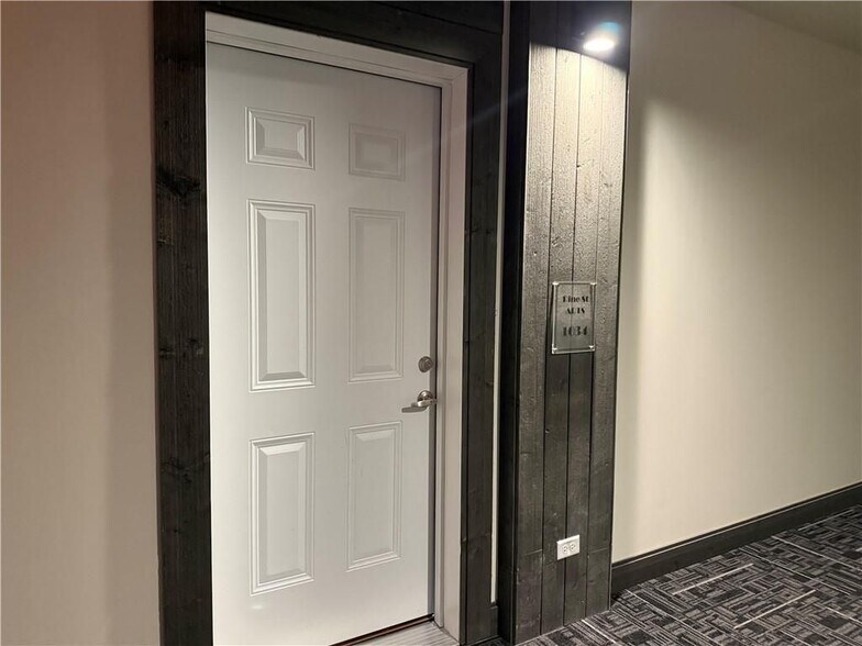 Building Photo - 327 Pine St