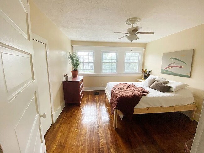 Building Photo - STUNNING BEECHMONT HOME WITH SOLAR PANELS ...