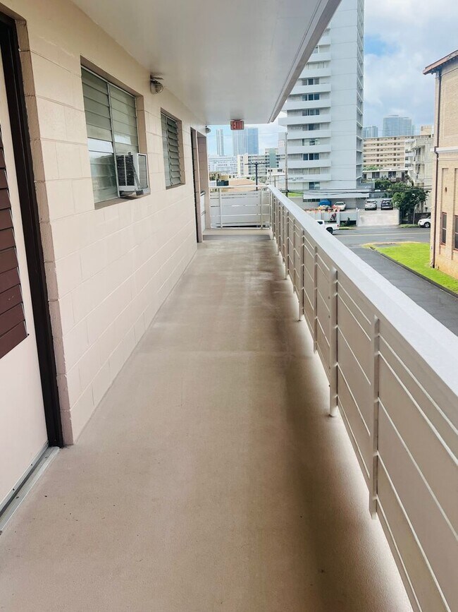 Building Photo - Charming & Breezy 1-Bedroom 1-Bath Hawaiiana Retreat