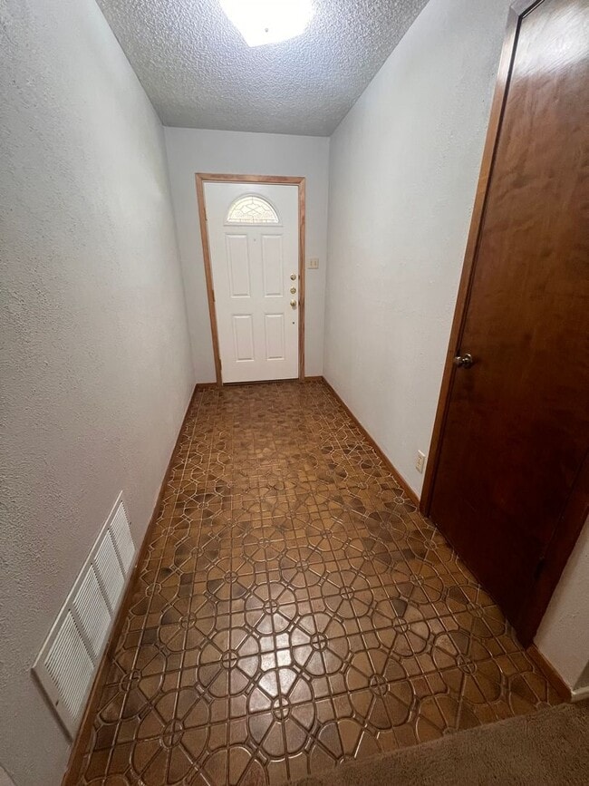 Building Photo - Great Family Home in Northeast Midland