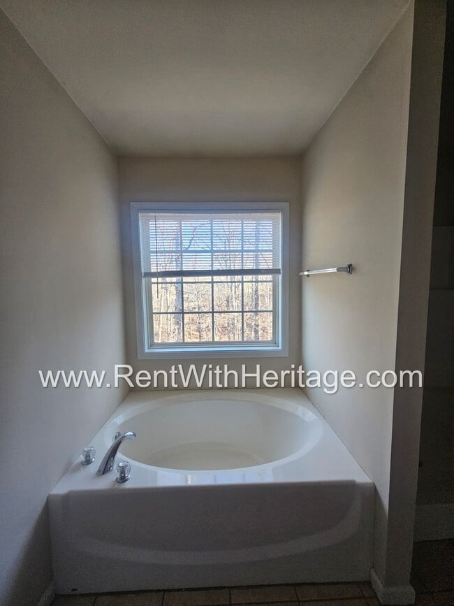 Building Photo - WOW!!...GORGEOUS!!..UPGRADES /AMAZING MASTER/ FENCED YD/ SWIM-TENNIS