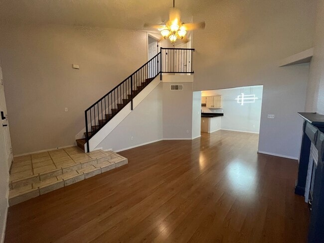 Building Photo - Charming Oversized 2 Bed, 2 Bath Townhouse...
