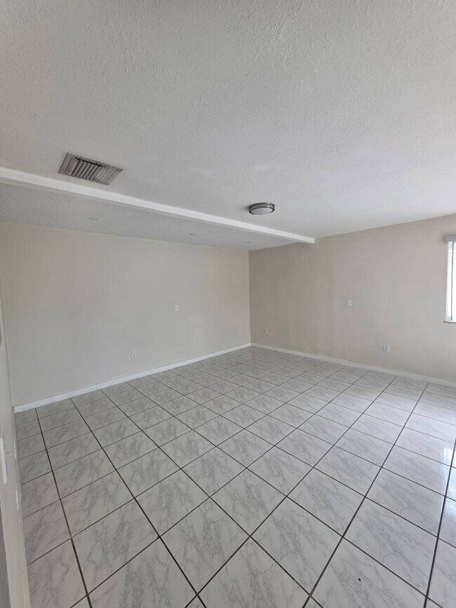 Building Photo - 1475 W 31st St