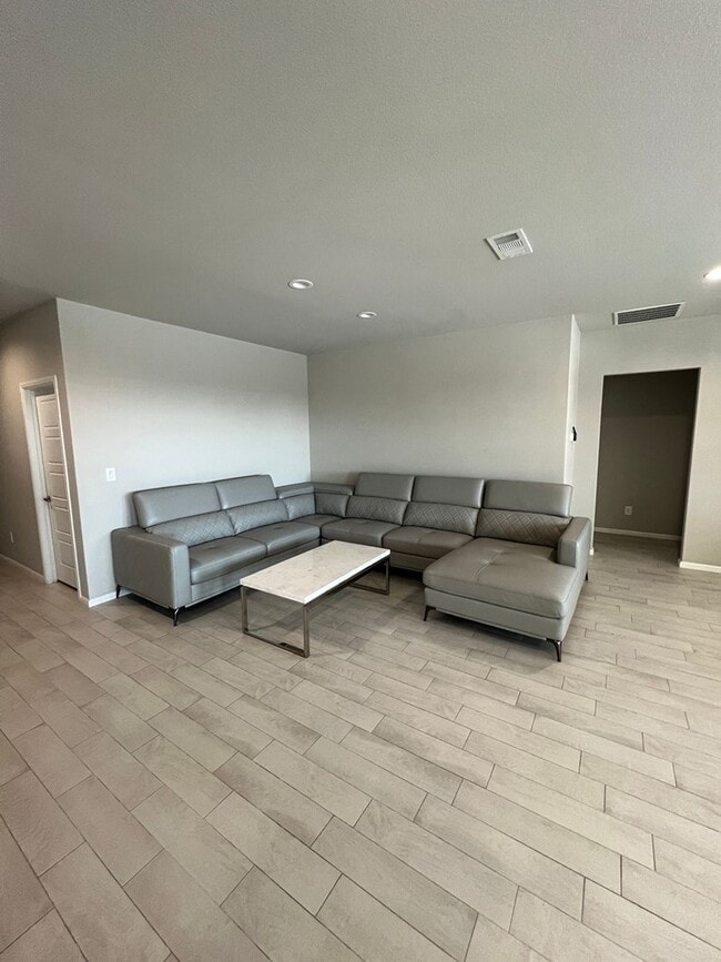 Building Photo - 7600 Silver Crk Ct