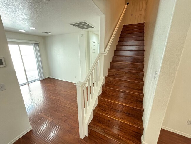 Building Photo - Beautiful 5Bed/2.5Bath/2Car home located near Seven Hills