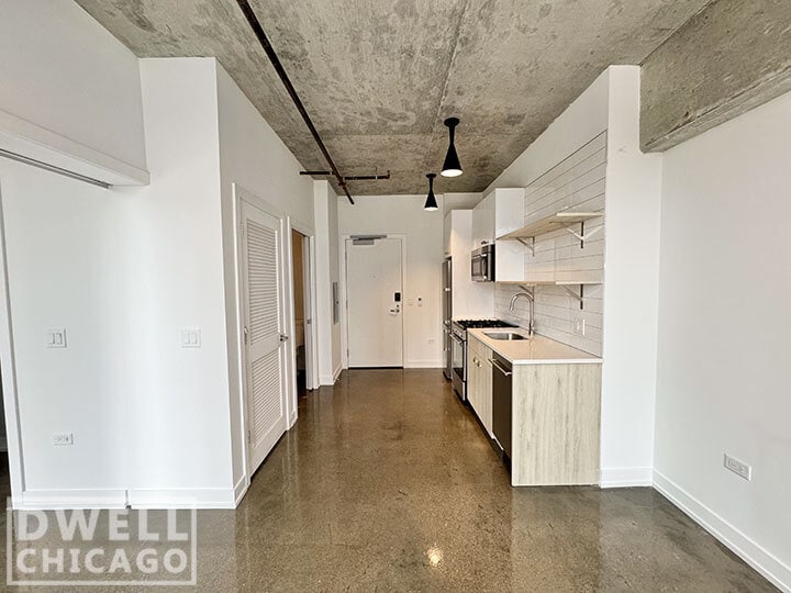 Building Photo - 102 W Chicago Ave