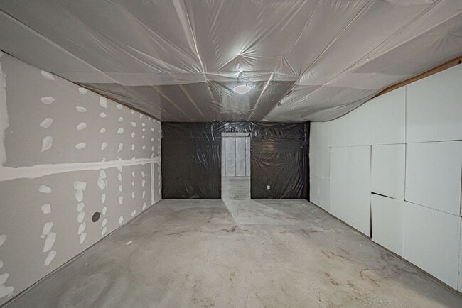 Building Photo - 3 bed 1.5 bath Townhome