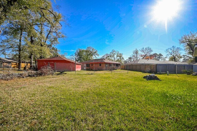 Building Photo - 9630 Glenwood Forest Dr