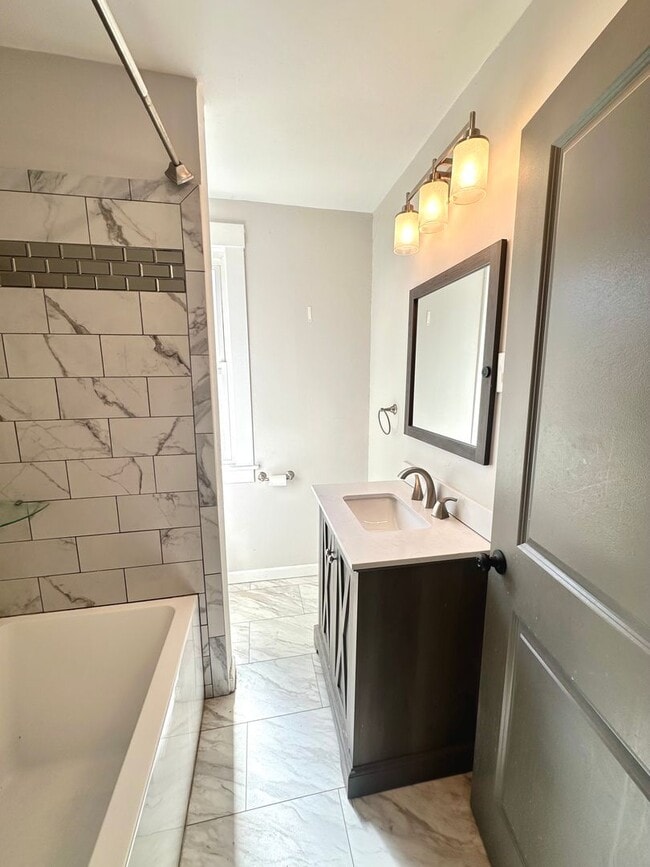 Building Photo - Updated 3 Bedroom, 1 Bath Home on a Quiet ...
