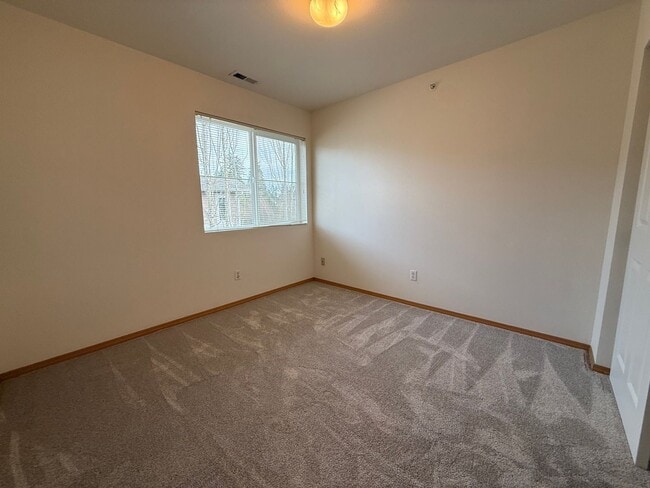 Building Photo - Three Bedroom Townhome in DuPont