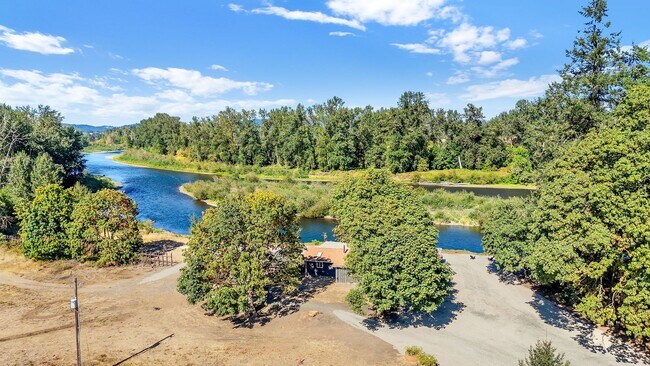 Building Photo - 39601 Santiam Bluffs Rd NE