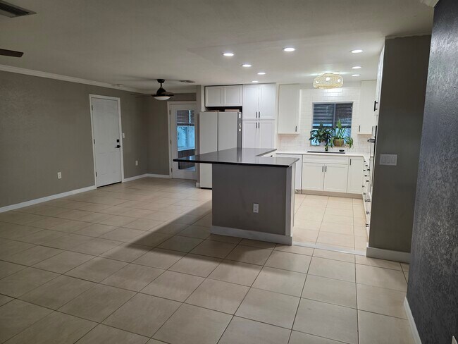 Building Photo - 370 Hunt Dr