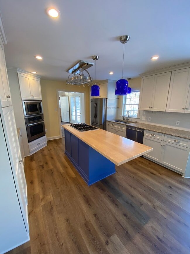 Building Photo - Stunning 3 Bedroom Home with Barn and Over 3 Acres!