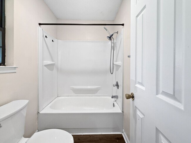 Building Photo - Charming Navarre Home with Hardwood Floors...
