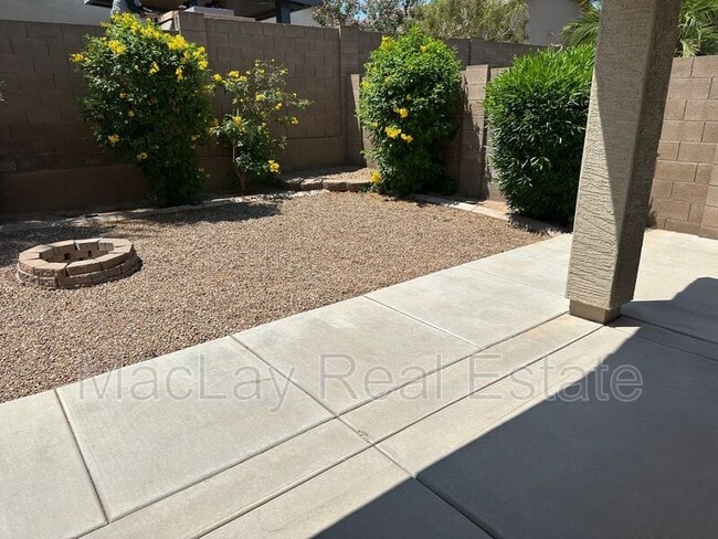 Building Photo - 2011 W Sunshine Butte Dr