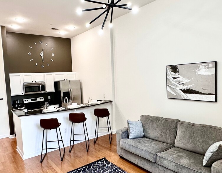 Building Photo - 718 W Trade St