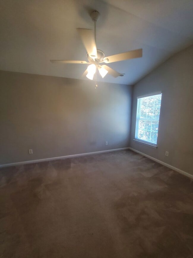 Building Photo - Liberty Hall End Unit 3Br 2.5Ba Townhome