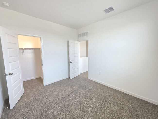 Building Photo - 2677 W Simone Ave