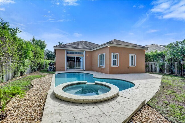 Building Photo - 1100 Chinaberry Dr