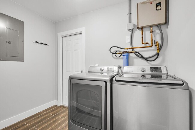 Building Photo - 204 W Whitney Dr