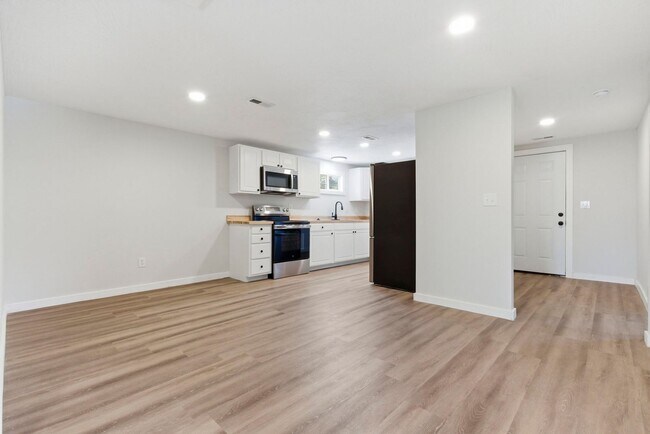 Building Photo - 3 bed 2 bath rental home
