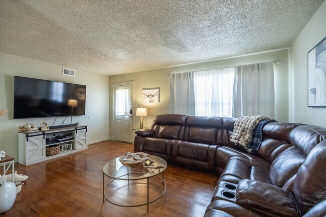 Building Photo - 633 S La Salle Dr