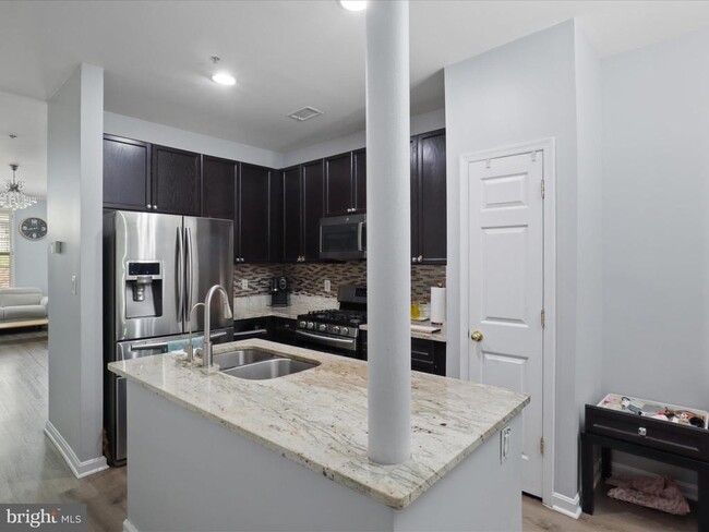Building Photo - 2665 Manhattan Pl