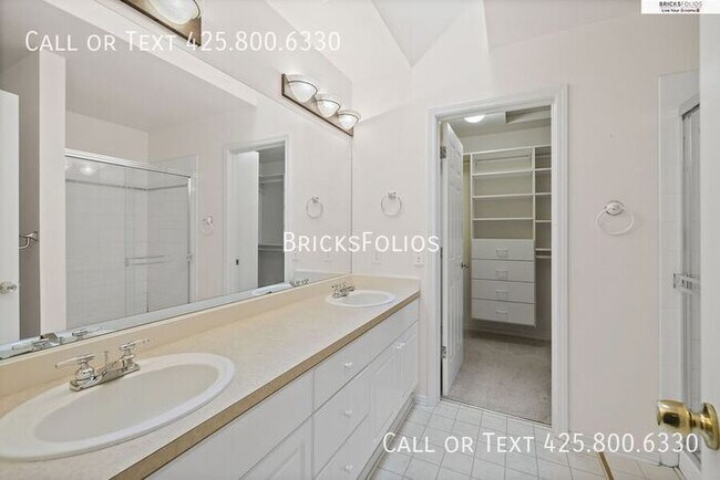 Building Photo - Your Dream Condo in Bothell: Designer Details and Tranquil Views!